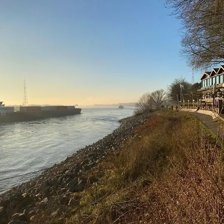 Casa de Férias Wohnen Direkt An Der Rheinpromenade Mit Whirlpool Und Sauna Gotterswickerhamm