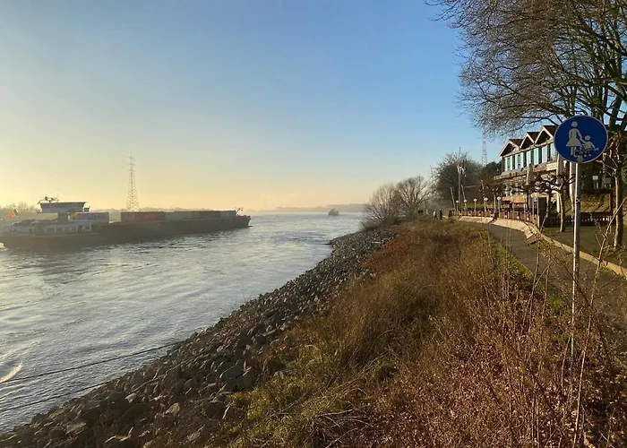 بيت للعطل Wohnen Direkt An Der Rheinpromenade Mit Whirlpool Und Sauna Gotterswickerhamm